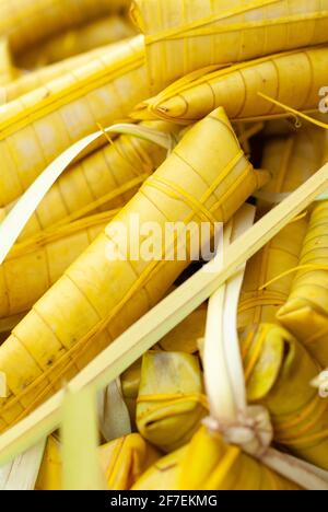 Delicatezza filippina avvolta in foglie di cocco e appeso per l'esposizione Foto Stock