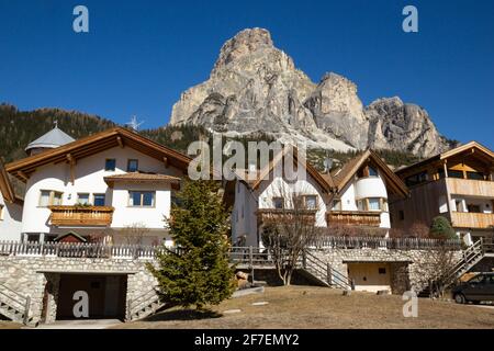 Case tipiche in montagna delle Alpi italiane Foto Stock
