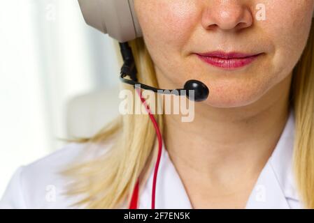 Concetto di telemedicina. Medico o infermiere che indossa le cuffie e un microfono, fornendo consulenza medica remota. Concetto di telegHealth Foto Stock