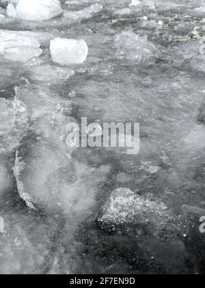 Astratto inverno natura sfondo. Vista dall'alto della deriva di ghiaccio. Galleggianti di ghiaccio di diverse dimensioni galleggianti sull'acqua. Tema primaverile. Foto Stock