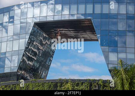 Riflessi nella facciata di un edificio ultra-moderno con facciata in vetro Foto Stock
