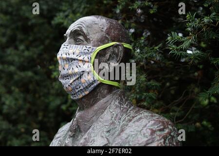 Praga, Repubblica Ceca - Maggio 11 2020: Zoo Praha fondatore e primo direttore professore e busto di Jiri Janda indossare maschera di protezione durante Coronavirus Foto Stock