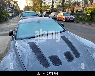 Una brina inestasonabile copre le auto al mattino presto a Kew, a sud-ovest di Londra. Data immagine: Mercoledì 7 aprile 2021. Foto Stock