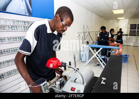 Johannesburg, Sudafrica - 2 ottobre 2012: Servizio di taglio delle chiavi all'interno di una lavanderia automatica a secco Foto Stock