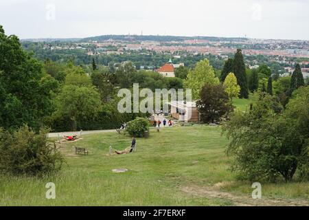 Praga, Repubblica Ceca - Maggio 22 2020: Giardino Botanico di Praga con vista panoramica per la città storica e tutta la città Foto Stock