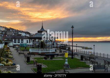 Cobh, Contea di Cork, Irlanda. 7 Apr 2021. Il sole sorge dietro le nuvole sul chiosco a Kennedy Park, Cobh questa mattina. Credit: AG News/Alamy Live News Foto Stock