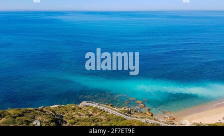 Bellissimo paesaggio. Vista dall'alto sull'incredibile costa dell'Oceano Atlantico. Vista meravigliosa con acqua azzurra. Foto Stock