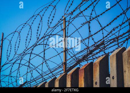 Filo appuntito su una parete di cemento di fronte a un cielo blu a Durban, Sudafrica. Foto Stock