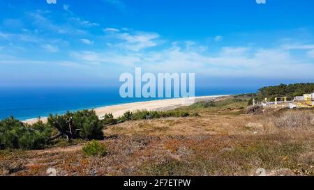 Bellissimo paesaggio. Vista dall'alto sull'incredibile costa dell'Oceano Atlantico. Vista meravigliosa con acqua azzurra. Foto Stock