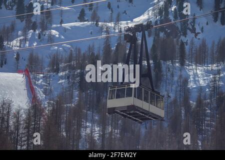 Grande gondola che trasporta persone dalla stazione di gondola inferiore a quella superiore sulla pista sciistica di San Pellegrino in Val di Fassa. Foto Stock