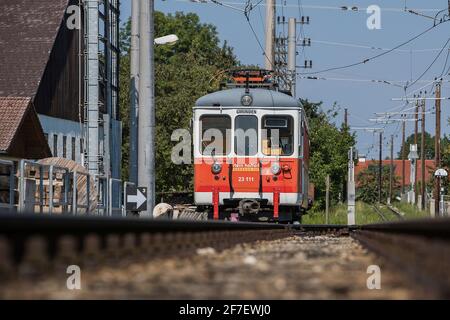 Il treno a scartamento ridotto Attergauer o il tram che si trova sul binario laterale della stazione ferroviaria di Sankt Georgen im Attergau. Piattaforma visibile nel foregrouond su a s. Foto Stock