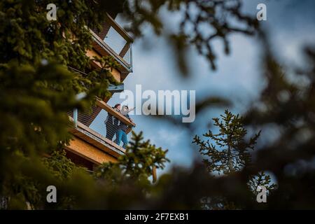 Coppia in piedi su un albero baldacchino passeggiata o Treetop passerella sulla Rogla e guardando verso la macchina fotografica. Bella passeggiata all'aperto, bella giovane coppia su un Foto Stock