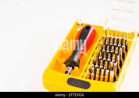 Set di cacciaviti nella scatola, diversi cacciaviti, strumenti da officina, utensili da costruzione Foto Stock