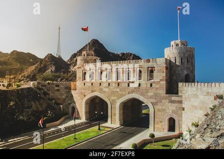 Vista della vecchia porta per la città di Mascate, Oman. Visto dalla prospettiva più alta nel sole del pomeriggio. Foto Stock