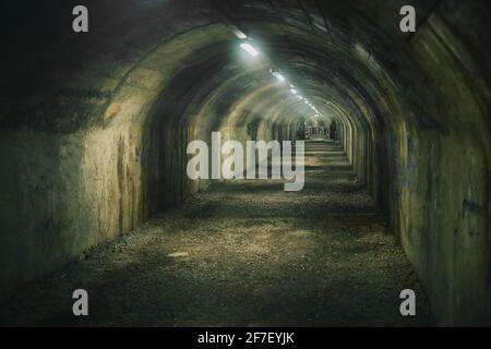 Tunnel anti-bombardamento realizzato a Rijeka durante la guerra. Atmosfera calda e umida in un tunnel sotterraneo realizzato dall'uomo. Spaventoso tunnel sotterraneo. Foto Stock