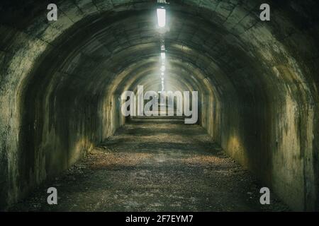 Tunnel anti-bombardamento realizzato a Rijeka durante la guerra. Atmosfera calda e umida in un tunnel sotterraneo realizzato dall'uomo. Spaventoso tunnel sotterraneo. Foto Stock