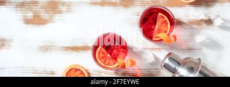 Panorama cocktail Negroni con arance di sangue e un luogo per testo o logo Foto Stock