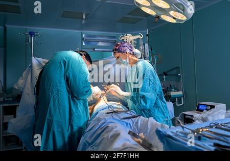i medici lavorano sodo nella sala operatoria Foto Stock