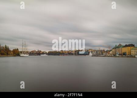 Paorama di barca a vela di AF Chapman a Stoccolma e altri Navi di fronte a Gamla Stan e Katarina - Sofia area sullo sfondo di un au piovoso nuvoloso Foto Stock