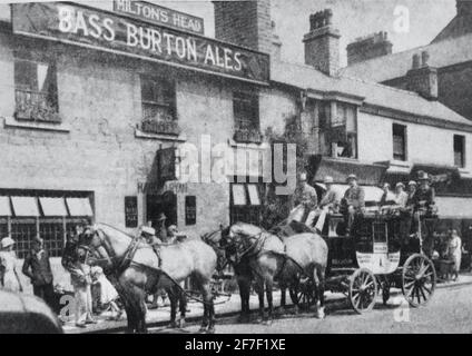 Fotografia d'epoca della Miltons Head a Buxton, Derbyshire. Vecchio pub con pullman e cavalli all'esterno con persone e passeggeri che guardano. Foto Stock