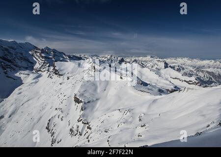 Bellissimo panorama alpino in una giornata di sole dalla cima di Schilthorn, Svizzera, vetta sopra Murren. Splendido paesaggio in svizzera Foto Stock