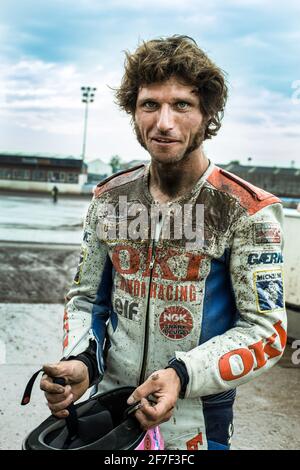 Guy Martin - motociclista e celebrità tv - in moto che cavalcano le pelli all'evento sterrato della pista a Kings Lynn Stadium, Regno Unito Foto Stock