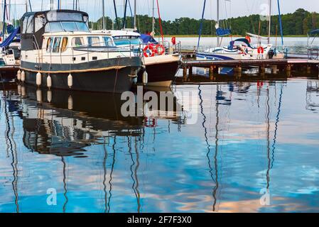 barche a vela ormeggiate su un molo calma mattina presto. vacanze estive in barca a vela. Foto Stock