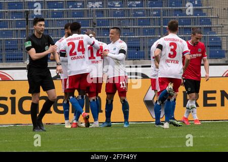 Aaron HUNT (HH) si acclama dopo il suo obiettivo a 0: 1, giubilazione, giubilazione, gioia, grazie, Calcio 2 Bundesliga, 27° incontro, Hannover 96 (H) - HSV Amburgo Amburgo Amburgo (HH) 3: 3, il 04.04 .2021 nell'HDI Arena Hannover/Germania. | utilizzo in tutto il mondo Foto Stock