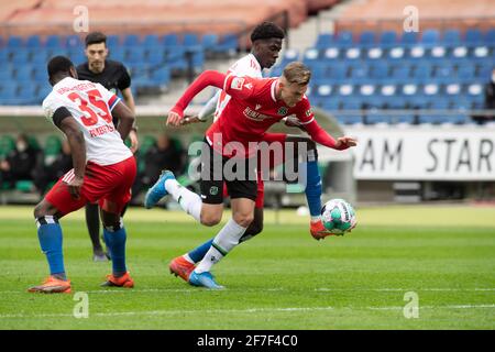 Da sinistra a destra Stephan AMBROSIUS (HH), Marvin DUKSCH (H), Amadou ONANA (HH), azione, duelli, Calcio 2 Bundesliga, 27° incontro, Hannover 96 (H) - HSV Amburgo Amburgo Amburgo (HH) 3: 3, il 4 aprile 2021 nella HDI Arena Hannover/Germania. | utilizzo in tutto il mondo Foto Stock