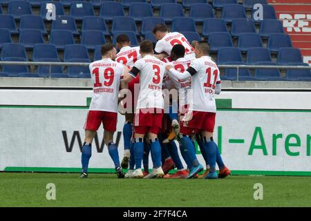 Aaron HUNT (HH) si acclama dopo il suo obiettivo a 0: 3 con la squadra, giubilationtraube, giubilazione, jubeln, gioia, Cheers, football 2 Bundesliga, 27° incontro, Hannover 96 (H) - HSV Amburgo Amburgo Amburgo (HH) 3 : 3, il 04.04.2021 nella HDI Arena Hannover/Germania. | utilizzo in tutto il mondo Foto Stock