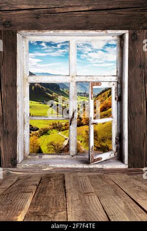 Vista da un salotto casa colonica nel paesaggio Foto Stock