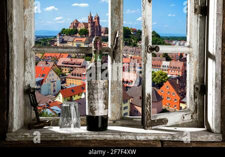 Vista da una finestra di legno su Breisach am Rhein Foto Stock