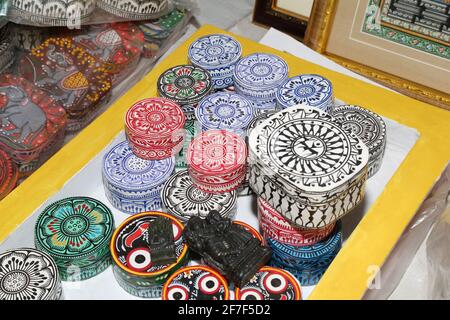 Articoli da regalo di Mache di carta in vendita in negozio a Raghurajpur di Odisha, India Foto Stock