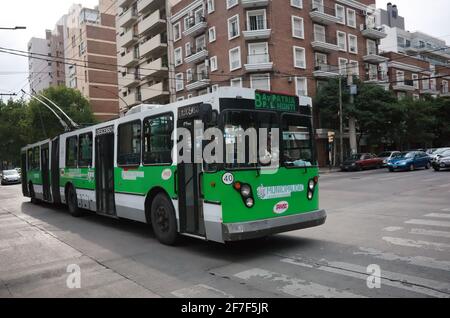 Cordoba, Argentina - Gennaio, 2020: Trasporto elettrico pubblico in Argentina - verde articolato filobus sulle strade di Cordoba Foto Stock