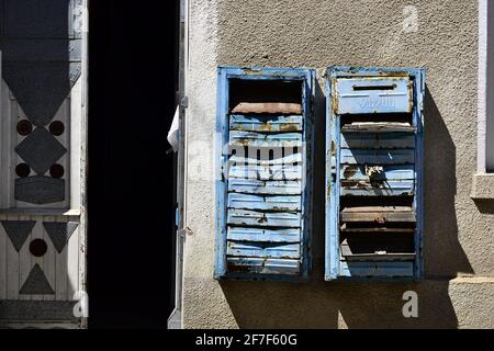 Vecchie scatole di posta arrugginite sulla parete. Caselle di posta obsolete interrotte. Foto Stock