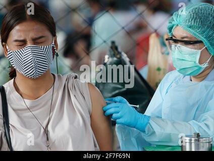 Bangkok, Thailandia. 07 aprile 2021. Una donna che indossa una maschera facciale riceve una dose del vaccino CoronaVac (Sinovac). Diversi ministri del governo e tutti i parlamentari del partito Bhumjaithai hanno iniziato la quarantena di 14 giorni dopo essere stati in stretto contatto con i nuovi casi di Covid-19. (Foto di Chaiwat Subprasom/SOPA Images/Sipa USA) Credit: Sipa USA/Alamy Live News Foto Stock