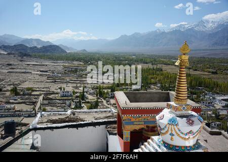 Paesaggio dal Monastero di Diskit, conosciuto anche come Deskit Gampa o Diskit Gompa, è il più antico e più grande monastero buddista, la valle di Nubra, Jammu Kashmir Foto Stock