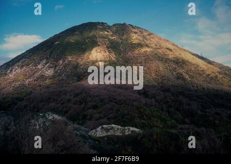 Monte Batok nel Bromo Tengger Semeru National Park, Giava Est, Indonesia. Visto dal Monte bromo. Foto Stock