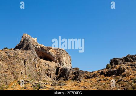 L'Acropoli di Lindian, un'antica cittadella greca, su uno sperone roccioso a Lindos a Rodi, in Grecia. La cittadella fu in seguito una base per i Cavalieri di San Jo Foto Stock