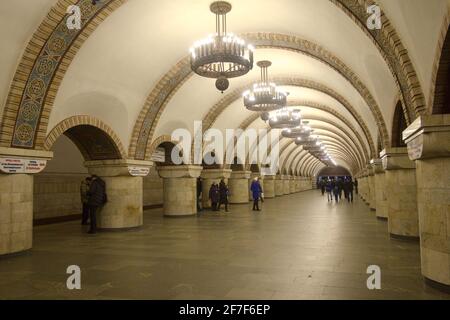 Kiev, Ucraina - Gennaio, 2019: Stazione della metropolitana chiamata Arsenalna. Passeggeri alla stazione della metropolitana di Kiev. Foto Stock