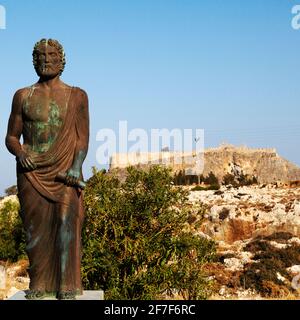 Statua di Cleobulus, un antico poeta greco e filosofo, a Lindos su Rodi, Grecia. Cleobulus è considerato uno dei sette saggi dell'antica Greec Foto Stock