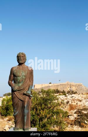 Statua di Cleobulus, un antico poeta greco e filosofo, a Lindos su Rodi, Grecia. Cleobulus è considerato uno dei sette saggi dell'antica Greec Foto Stock