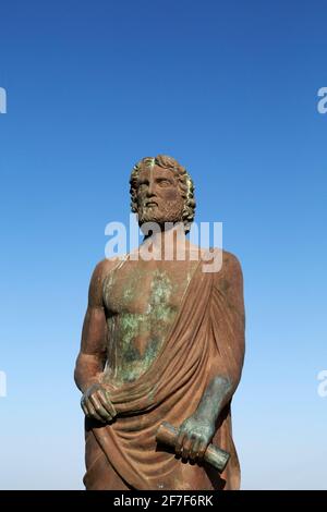 Statua di Cleobulus, un antico poeta greco e filosofo, a Lindos su Rodi, Grecia. Cleobulus è considerato uno dei sette saggi dell'antica Greec Foto Stock