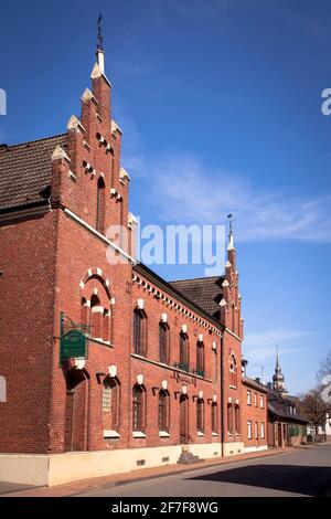 Costruzione della ex distilleria di grano Bovenkerck a Hamminkeln-Ringenberg, oggi un museo della distilleria, regione del basso Reno, Nord Reno-Westfalia, GE Foto Stock