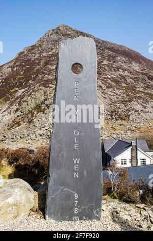 Segno di pietra ardesia con il nome e l'altezza della montagna Pen Yr Ole Wen al punto di vista nel Parco Nazionale di Snowdonia, Ogwen Conwy Galles del nord, Gran Bretagna Foto Stock