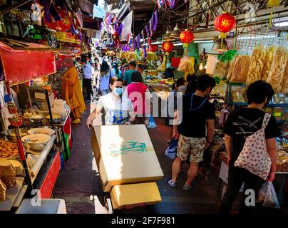 Bangkok – 14 novembre 2020: Una vita quotidiana in un mercato affollato a Chinatown. Tutti devono indossare una maschera. È la nuova normalità della Thailandia durante il Covid-19. Foto Stock