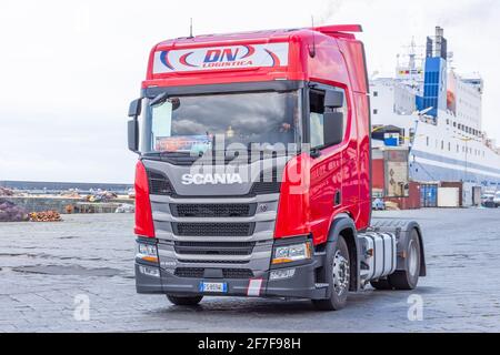 Red Scania R500 semirimorchio senza rimorchio. Italia, porto marittimo di Catania. 14 maggio 2019 Foto Stock