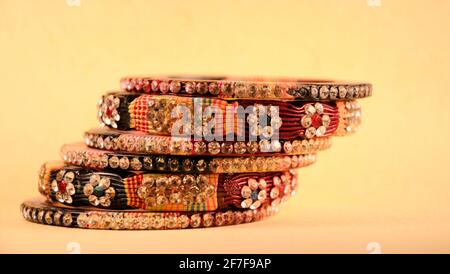 Bangle di Lac indiano, gioielli tradizionali indiani Foto Stock