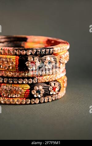 Bangle di Lac indiano, gioielli tradizionali indiani Foto Stock