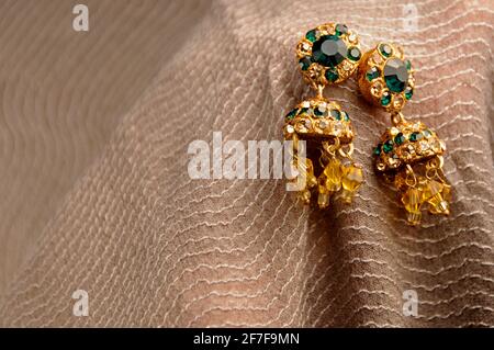 Orecchini dorati, orecchini tradizionali indiani Foto Stock